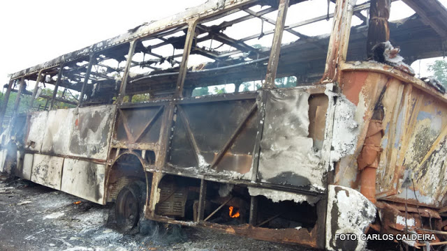 URGENTE - ÔNIBUS ESCOLAR RURAL DA EMPRESA FREITAS, ANTIGA TRÊS MARIAS, PEGA FOGO NA LINHA CARACOL - News Rondônia