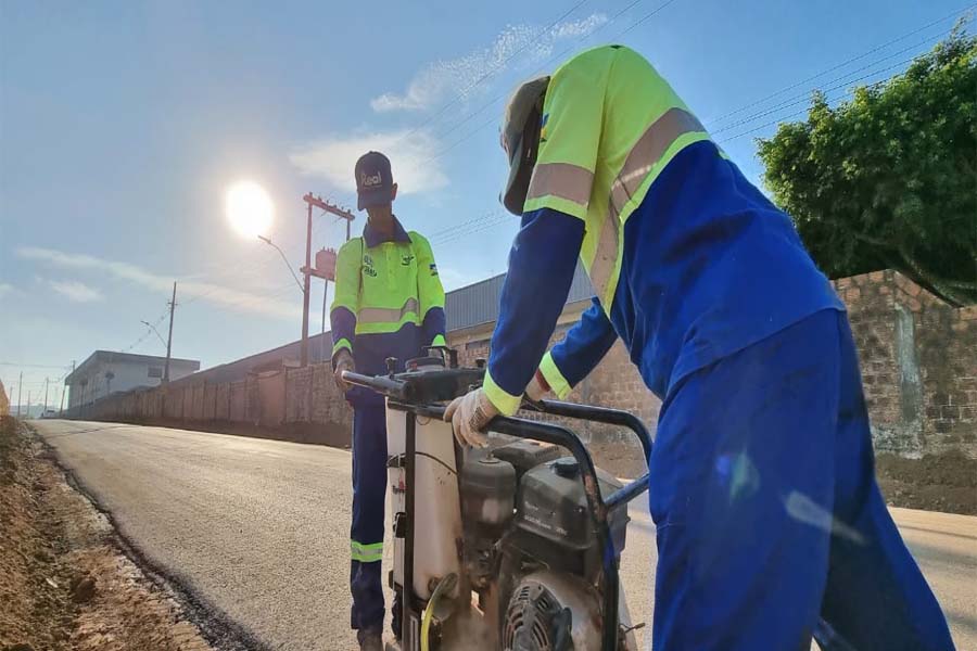 Prefeitura de Jaru conclui pavimentação asfáltica na rua Antônio Afonso de Carvalho e inicia construção de meio-fio e sarjeta - News Rondônia
