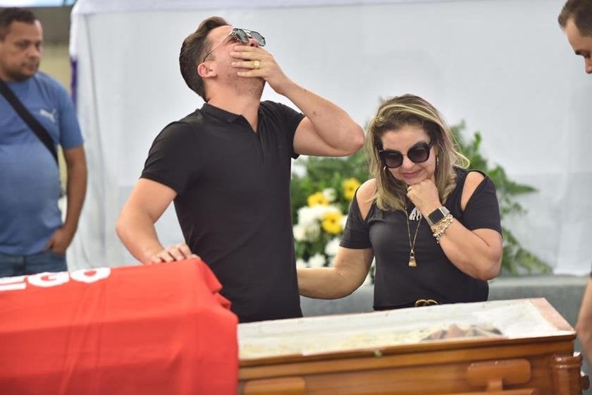 WESLEY SAFADÃO CHORA COMPULSIVAMENTE AO VER CORPO DE GABRIEL DINIZ -VEJA O VÍDEO! - News Rondônia