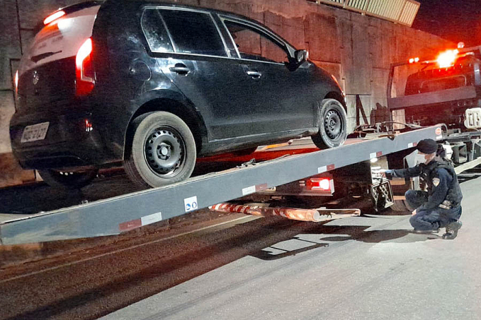 Bandidos armados abandonam carro de aplicativo depois de fazer motorista refém - News Rondônia