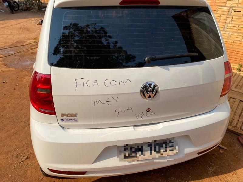 É O CHIFRE - Mulher risca carro da atual do ex, escreve xingamentos e rasga pneus - News Rondônia