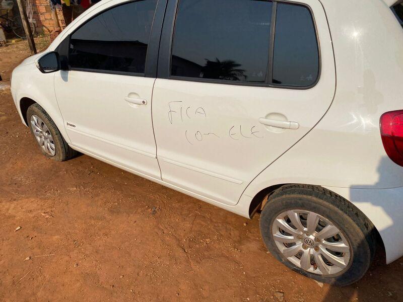 É O CHIFRE - Mulher risca carro da atual do ex, escreve xingamentos e rasga pneus - News Rondônia