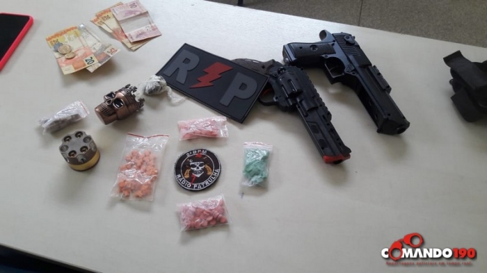 PM PRENDE CASAL COM DROGAS E SIMULACROS DE ARMA DE FOGO EM JI-PARANÁ - News Rondônia
