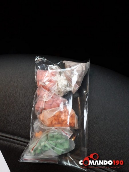 PM PRENDE CASAL COM DROGAS E SIMULACROS DE ARMA DE FOGO EM JI-PARANÁ - News Rondônia