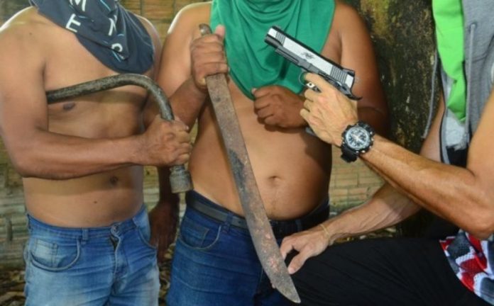 DESPEDIDA: JOVEM FAZ RELAÇÃO SEXUAL COM A NAMORADA ANTES DE ENTREGÁ-LA AO TRIBUNAL DO CRIME PARA SER EXECUTADA - News Rondônia