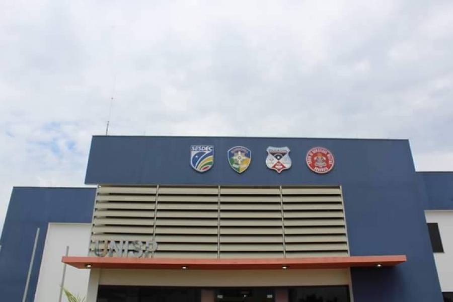 SURTADO E COM PEDAÇOS DE PAU, HOMEM DE 53 ANOS AMEAÇA PESSOAS NA BR 364, INVESTE CONTRA POLICIAIS E ACABA PRESO - News Rondônia