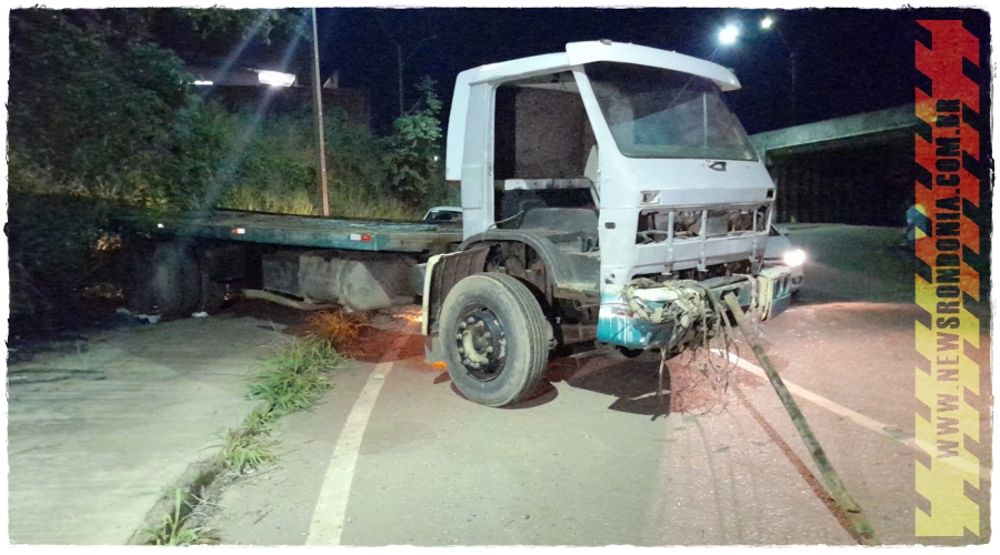 Caminhão se desprende de reboque, atinge dois carros e deixa um ferido - News Rondônia