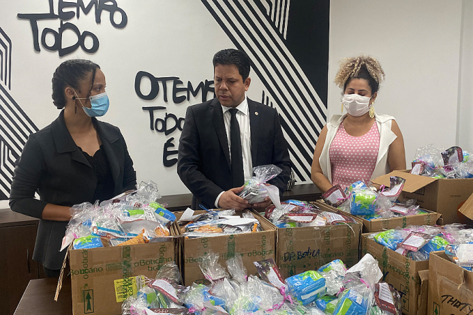 Agora é lei: Deputado Jair Montes entrega kits de higiene pessoal para mulheres em vulnerabilidade - News Rondônia