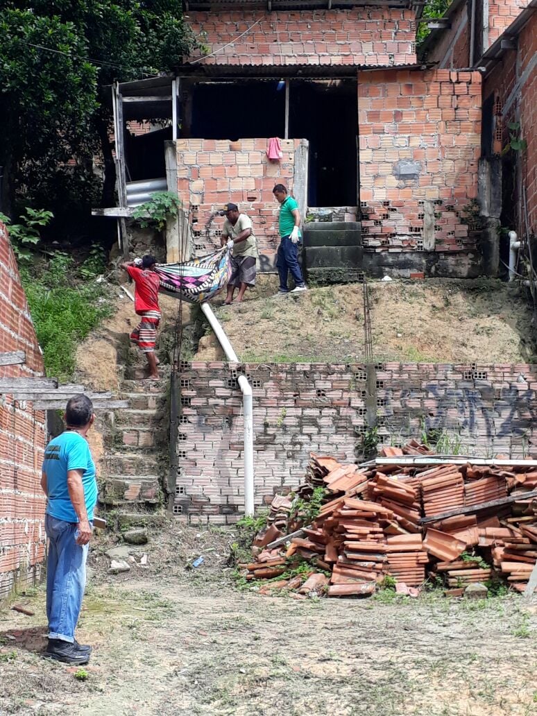 IMAGENS FORTES: HOMEM É ASSASSINADO A TIROS DENTRO DE CASA - News Rondônia