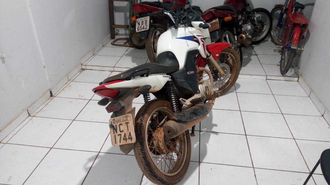 CASAL INFRATOR É DETIDO COM MOTOCICLETA ROUBADA E DROGA NO BAIRRO TEIXEIRÃO - News Rondônia