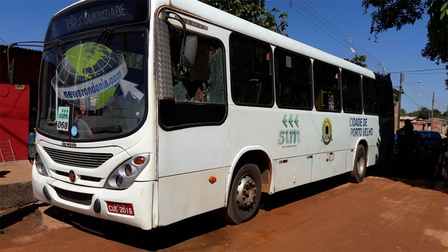 EM DISCUSSÃO NO TRÂNSITO, DESCONHECIDO QUEBRA VIDRAÇA DE ÔNIBUS E CAUSA FERIMENTOS EM MOTORISTA - News Rondônia