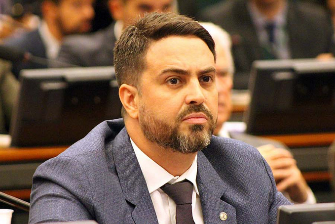 Deputado federal Léo Moraes critica governo por gastar quase 1 milhão de reais com mobília, divisórias e guarda-copos - News Rondônia