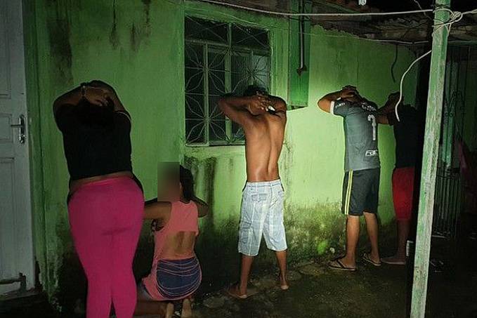 Cinco indivíduos são presos após estarem com 35 tabletes de Maconha e uma pistola - News Rondônia