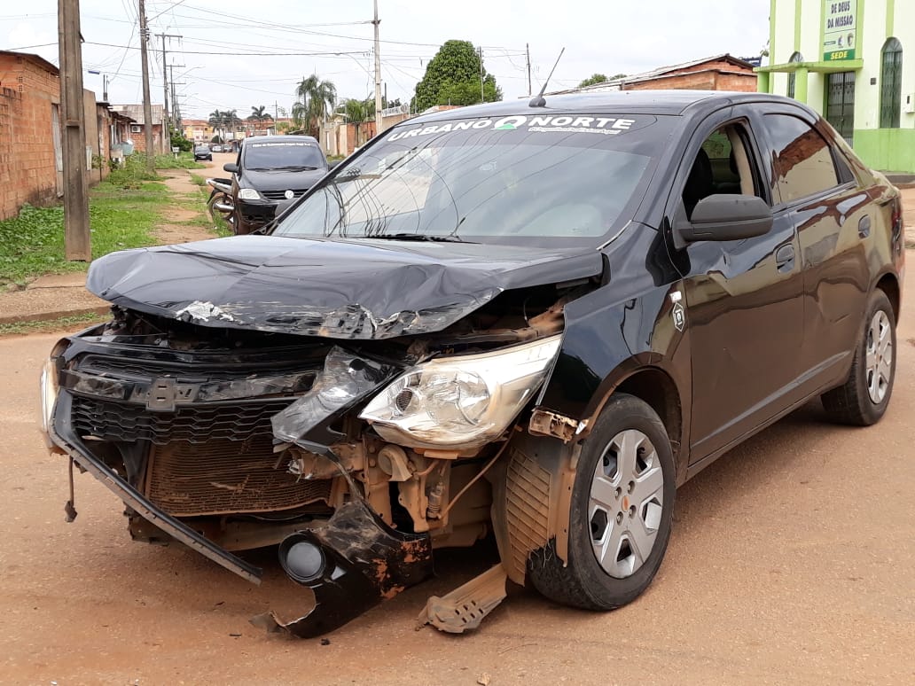 CARRO AVANÇA PREFERENCIAL DE RUA E CAPOTA AO SER ATINGIDO POR OUTRO VEÍCULO (VÍDEO) - News Rondônia
