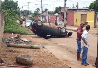 CARRO AVANÇA PREFERENCIAL DE RUA E CAPOTA AO SER ATINGIDO POR OUTRO VEÍCULO (VÍDEO) - News Rondônia