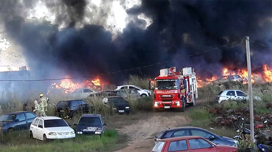 INCÊNDIO DESTRÓI VEÍCULOS APREENDIDOS EM PÁTIO DA SESDEC - VEJA FOTOS E VÍDEO - News Rondônia