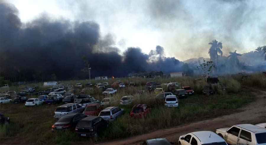 INCÊNDIO DESTRÓI VEÍCULOS APREENDIDOS EM PÁTIO DA SESDEC - VEJA FOTOS E VÍDEO - News Rondônia