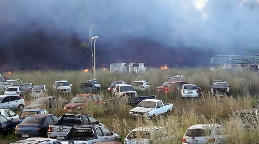 INCÊNDIO DESTRÓI VEÍCULOS APREENDIDOS EM PÁTIO DA SESDEC - VEJA FOTOS E VÍDEO - News Rondônia