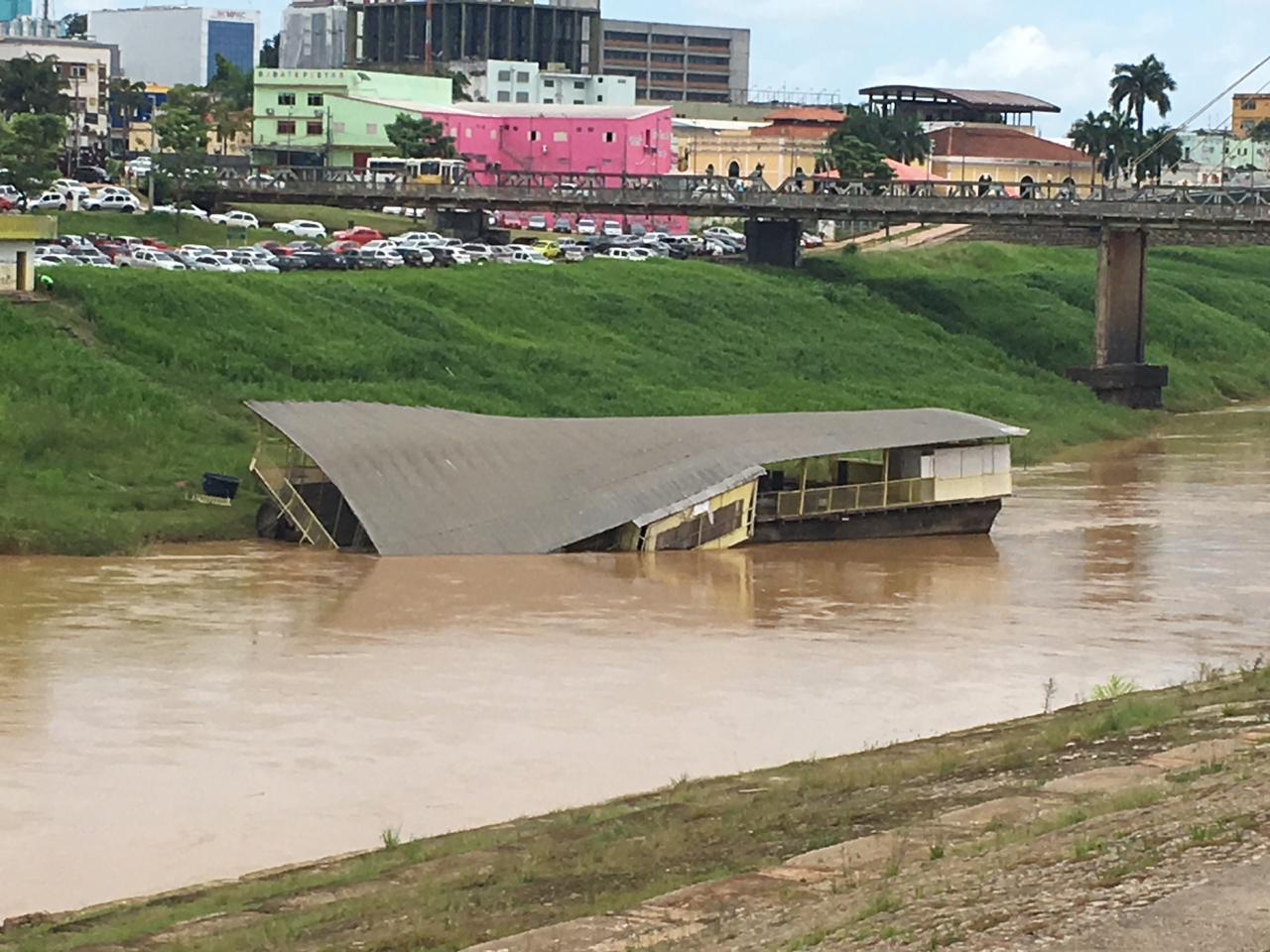 BAR FLUTUANTE, O FAMOSO PUTANIC, É RESGATADO APÓS NAUFRÁGIO - News Rondônia