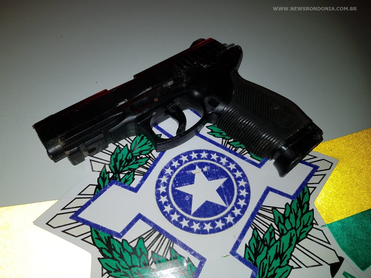 COM ARMA FALSA, DUPLA REALIZA ASSALTO EM PARADA DE ÔNIBUS - News Rondônia