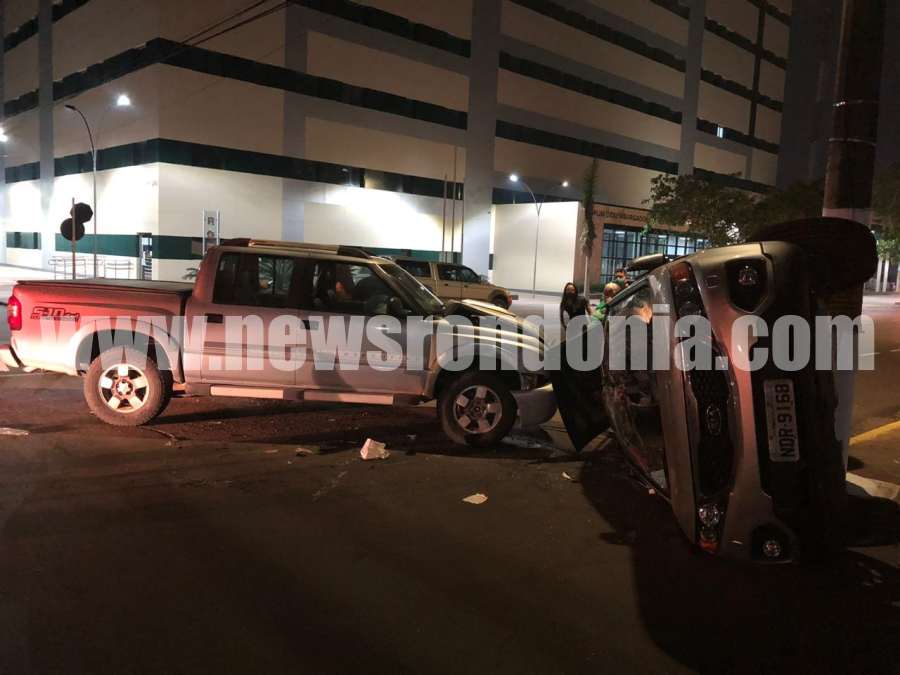 Carro tomba após avançar preferencial e ser atingido por outro veículo no centro da capital - News Rondônia
