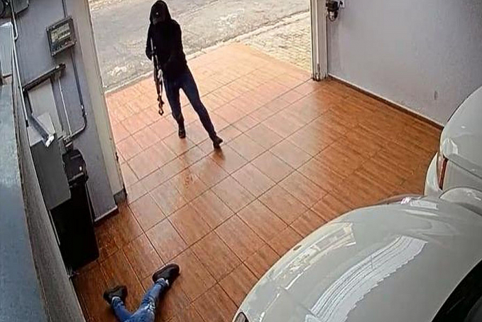 TRAGÉDIA: Comerciante é morto a tiros na garagem de casa - News Rondônia