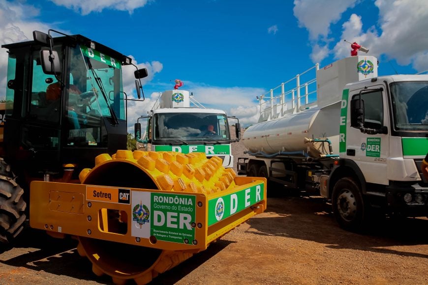 Governo de Rondônia reforça reestruturação do DER com entrega de rolos compactadores e caminhões pipas - News Rondônia