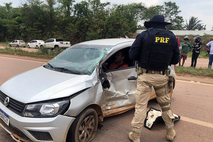 URGENTE - Colisão de carro e moto na BR-364; há vítima presa nas ferragens - News Rondônia