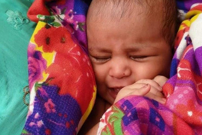 Bebê é resgatada flutuando em caixa no rio Ganges, na Índia - News Rondônia