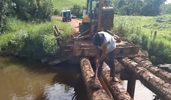 Prefeitura de Jaru recupera ponte na Linha 619 - News Rondônia