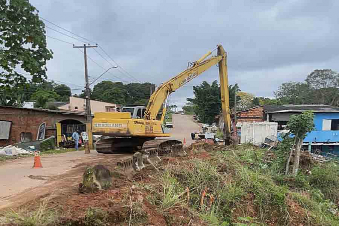 A pedido do vereador Carlos Damaceno SEMOB realiza limpeza de córrego no bairro nacional - News Rondônia