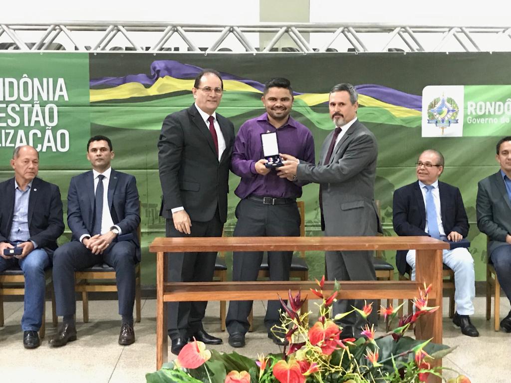 DEPUTADO JESUÍNO É HOMENAGEADO COM COMENDA CORONEL JORGE TEIXEIRA - News Rondônia