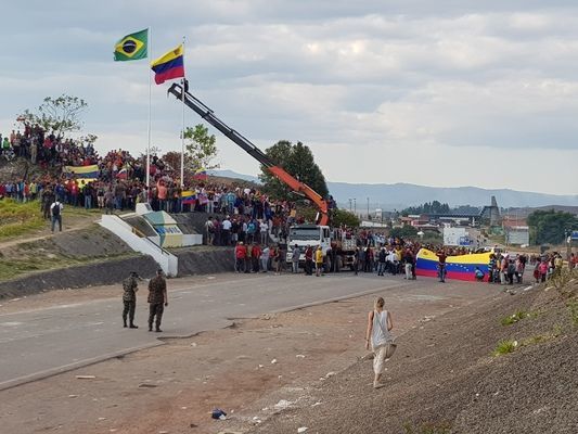 GRUPO FAVORÁVEL A MADURO VAI À FRONTEIRA RECOLOCAR BANDEIRA VENEZUELANA - News Rondônia