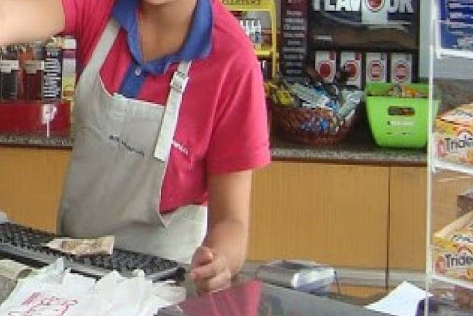 Atendente de conveniência registra queixa por injúria contra mulher, após ser xingada e levar cusparada no rosto - News Rondônia