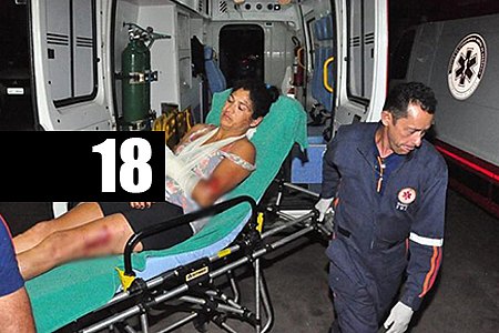 CARRETA CARREGADA DE CIMENTO TOMBA NA BR-364 E MOTORISTA MORRE PRESO ÀS FERRAGENS - News Rondônia