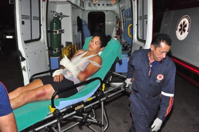 CARRETA CARREGADA DE CIMENTO TOMBA NA BR-364 E MOTORISTA MORRE PRESO ÀS FERRAGENS - News Rondônia