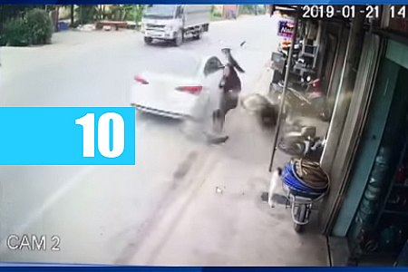 CARRO EM ALTA VELOCIDADE QUASE ATROPELA MULHER NO VIETNÃ - VÍDEO - News Rondônia