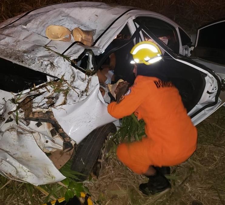 MOTORISTA CAPOTA CARRO NA ESTRADA DE BOCA DO ACRE E QUATRO FICAM FERIDOS - News Rondônia