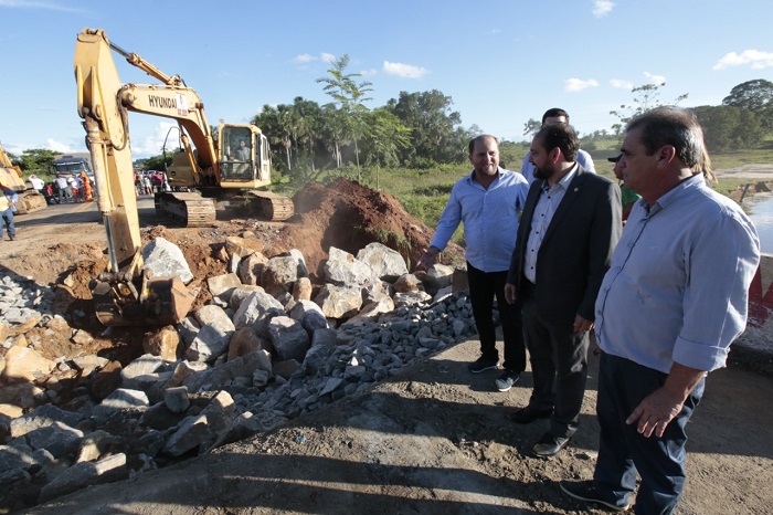 DEPUTADOS ESTADUAIS E SENADOR VISTORIAM OBRAS EM TRECHO QUE DESABOU NA BR-364 - News Rondônia