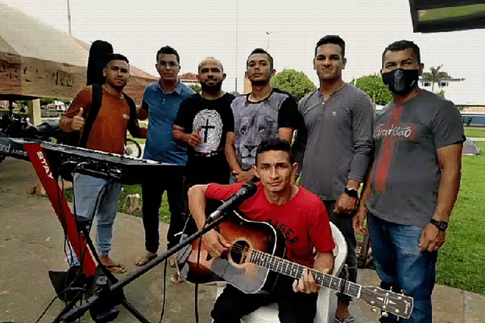 DOMINGO DE MANHÃ: Jovens da Banda Gospel da Igreja Quadrangular é sucesso na feira-livre em Lábrea(AM) - News Rondônia