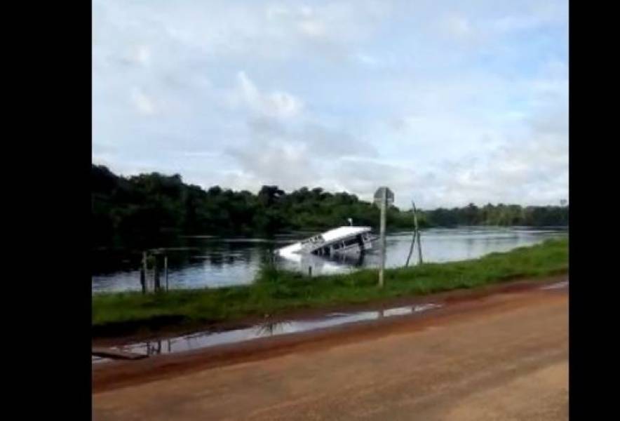 VÍDEO MOSTRA CHALANA NAUFRAGANDO EM TRECHO RIO GUAPORÉ, EM CIDADE DO CONE SUL; PILOTEIRO PULOU NA ÁGUA PARA SE SALVAR - News Rondônia