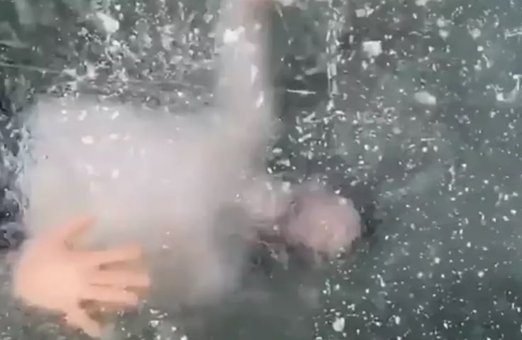 NOVA FEBRE: JOVEM FICA PRESO AO NADAR SOB GELO DE LAGO (VÍDEO) - News Rondônia