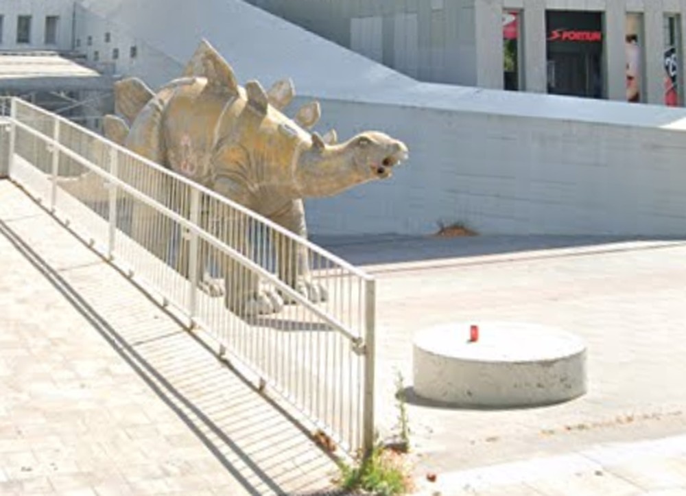 Homem de 40 anos morre após ficar preso em estátua de dinossauro - News Rondônia