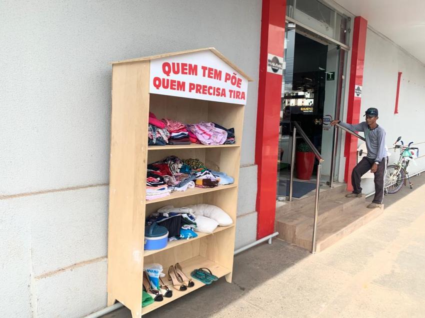 SOLIDARIEDADE: EMPRESA COLOCA ROUPAS, MATERIAIS E CALÇADOS EM RUA DE CACOAL PARA DOAÇÃO: 'QUEM TEM, PÕE. QUEM PRECISA, TIRA' - News Rondônia