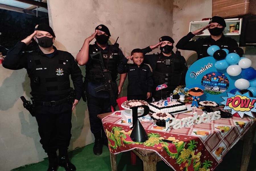 Policiais Militares surpreendem fã mirim em festa de aniversário - News Rondônia