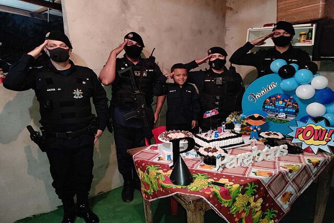 Policiais Militares surpreendem fã mirim em festa de aniversário - News Rondônia