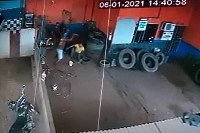 CIÚMES: Homem é atacado a facadas pelo ex-marido da sua companheira - VÍDEO - News Rondônia