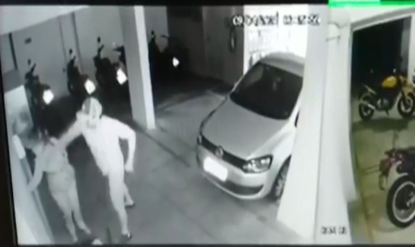 Vídeo mostra homem dando soco em vizinha antes de matá-la - News Rondônia