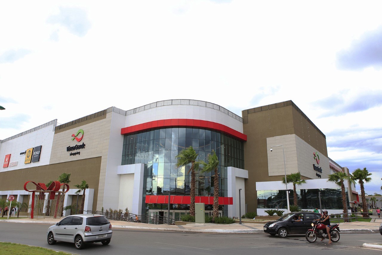 ADOLESCENTES SOBEM EM TELHADO DE SHOPPING E DEPOIS PULAM DE TRÊS METROS PARA FUGIR DA POLÍCIA - News Rondônia
