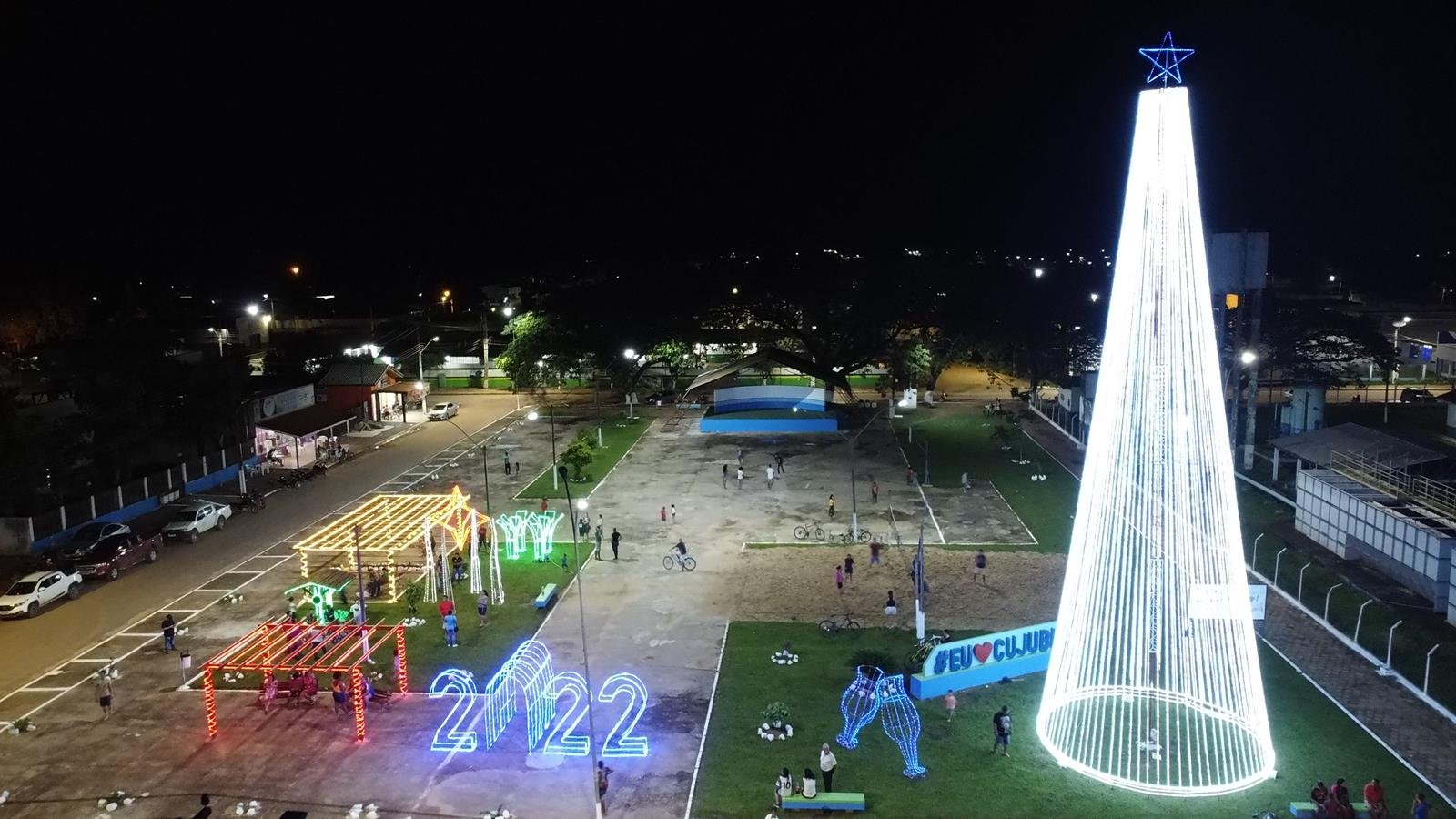 Cujubim se destaca com iluminação e árvore de Natal na Praça Central - News Rondônia